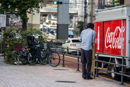 Téléchargez les photos : Tokyo, Japon, 4 Novembre 2023 : Chargement De Produits Coca-Cola Sur Une Rue Occupée - en image libre de droit