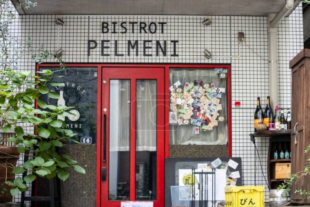 Téléchargez les photos : Tokyo, Japon, 4 Novembre 2023 : Bistro Pelmeni pittoresque avec une esthétique urbaine unique - en image libre de droit