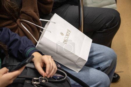 Foto de Tokio, Japón, 4 de noviembre de 2023: Primer plano de una bolsa de compras DECORT en manos de una persona sentada - Imagen libre de derechos