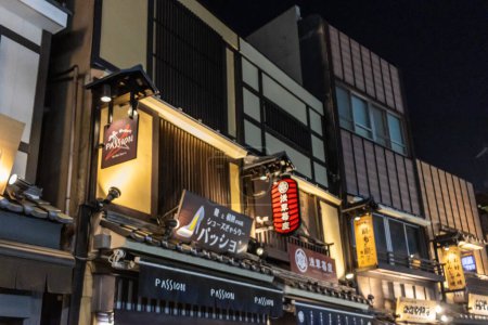 Téléchargez les photos : Tokyo, Japon, 4 novembre 2023 : Restaurants et bars japonais traditionnels avec enseignes lumineuses la nuit - en image libre de droit