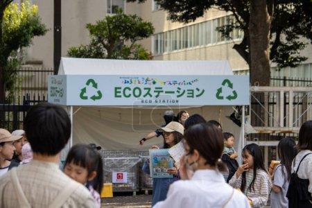 Foto de Tokio, Japón, 4 de noviembre de 2023: Ciudadanos conscientes del medio ambiente en una estación de reciclaje ECOZ - Imagen libre de derechos