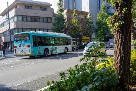 Téléchargez les photos : Tokyo, Japon, 4 Novembre 2023 : Les transports en commun en action avec Toei Bus et Taxi par une journée ensoleillée - en image libre de droit
