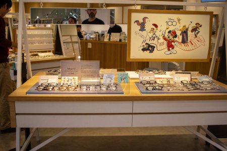 Téléchargez les photos : Tokyo, Japon, 4 novembre 2023 : Exposition exclusive de la collection de lunettes 100 ans Disney dans la boutique de Tokyo - en image libre de droit