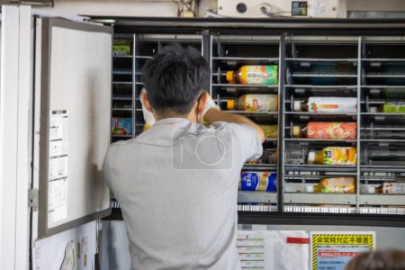 Foto de Tokio, Japón, 4 de noviembre de 2023: Selección de bebidas en un pasillo refrigerado en una tienda de Tokio - Imagen libre de derechos