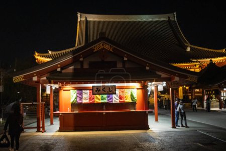 Foto de Tokio, Japón, 4 de noviembre de 2023: Puesto de Omikuji tradicional japonés iluminado en el santuario sintoísta - Imagen libre de derechos