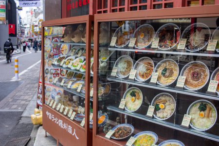 Téléchargez les photos : Tokyo, Japon, 4 novembre 2023 : Exposition de modèles alimentaires en plastique devant un restaurant japonais à Tokyo - en image libre de droit