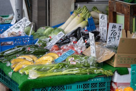 Foto de Tokio, Japón, 4 de noviembre de 2023: Variedad de productos frescos en exhibición en el mercado callejero de Tokio - Imagen libre de derechos