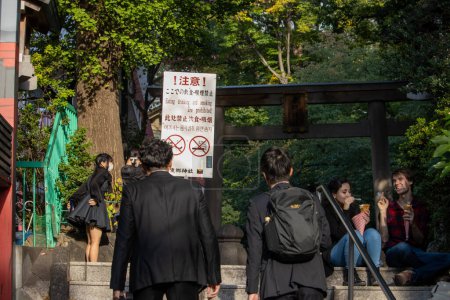Téléchargez les photos : Tokyo, Japon, 4 novembre 2023 : Panneau à l'entrée d'un temple japonais avec des actions interdites - en image libre de droit
