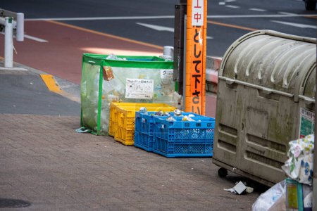 Téléchargez les photos : Tokyo, Japon, 4 novembre 2023 : Gestion des déchets urbains et bacs de recyclage - en image libre de droit