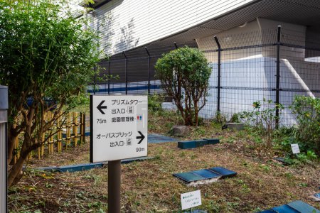 Téléchargez les photos : Tokyo, Japon, 4 novembre 2023 : Panneaux directionnels dans un quartier de Tokyo - en image libre de droit