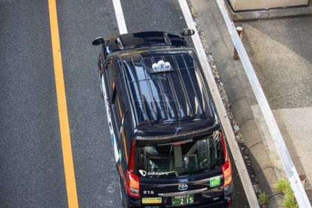 Foto de Tokio, Japón, 4 de noviembre de 2023: Vista aérea de un taxi negro Odakyu en la calle - Imagen libre de derechos