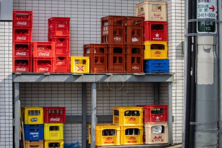 Téléchargez les photos : Tokyo, Japon, 4 novembre 2023 : Des caisses de boissons colorées empilées devant un magasin - en image libre de droit