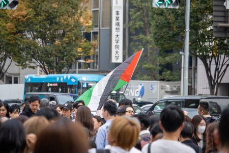 Foto de Tokio, Japón, 4 de noviembre de 2023: Multitud de personas con bandera palestina - Imagen libre de derechos
