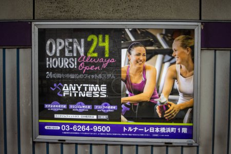 Foto de Tokio, Japón, 4 de noviembre de 2023: Anuncio para Anytime Fitness Gym - Imagen libre de derechos