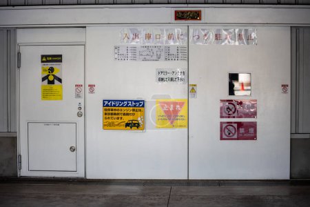 Téléchargez les photos : Tokyo, Japon, 4 novembre 2023 : Avertissements de sécurité industrielle dans une installation - en image libre de droit