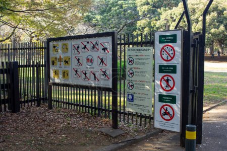 Foto de Tokio, Japón, 4 de noviembre de 2023: Señalización de reglas informativas de parques en múltiples idiomas - Imagen libre de derechos