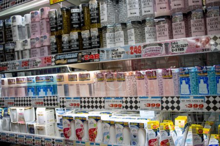 Foto de Tokio, Japón, 4 de noviembre de 2023: Variedad de productos de belleza en los estantes de las tiendas - Imagen libre de derechos