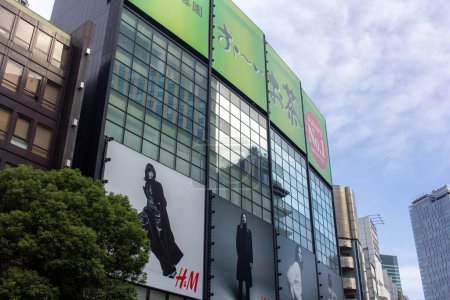 Foto de Tokio, Japón, 4 de noviembre de 2023: Anuncio de moda en la fachada del edificio - Imagen libre de derechos