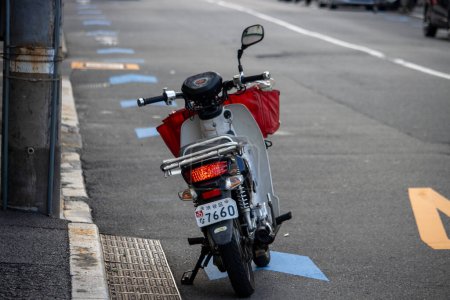 Téléchargez les photos : Tokyo, Japon, 4 novembre 2023 : Moto garée sur City Street - en image libre de droit