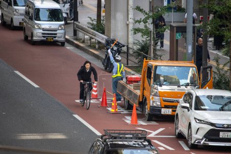 Téléchargez les photos : Tokyo, Japon, 4 novembre 2023 : Scène de la circulation urbaine avec les travailleurs de la construction - en image libre de droit