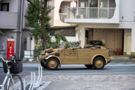 Téléchargez les photos : Tokyo, Japon, 4 novembre 2023 : Véhicule militaire vintage en milieu urbain - en image libre de droit