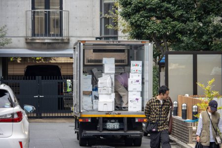 Foto de Tokio, Japón, 4 de noviembre de 2023: Entrega de camiones de carga a los trabajadores - Imagen libre de derechos