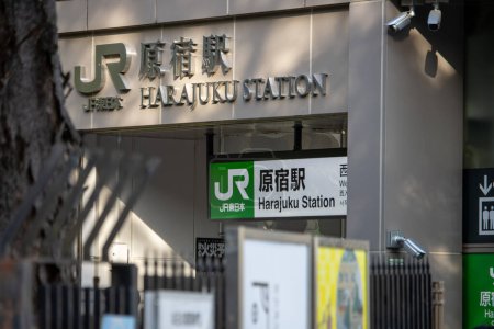 Téléchargez les photos : Tokyo, Japon, 4 novembre 2023 : Harajuku Station Signalisation - en image libre de droit