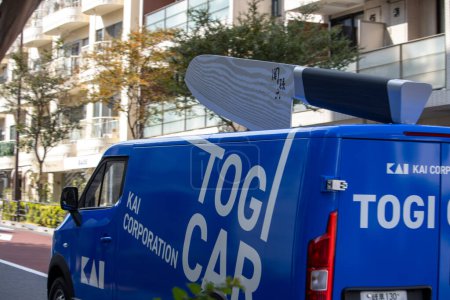 Foto de Tokio, Japón, 4 de noviembre de 2023: Camioneta TOGI azul en la calle - Imagen libre de derechos