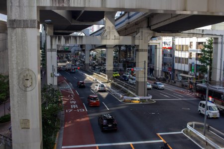Foto de Tokio, Japón, 4 de noviembre de 2023: Autopistas elevadas y tráfico urbano - Imagen libre de derechos