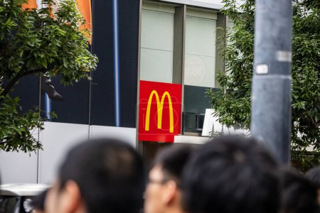 Téléchargez les photos : Tokyo, Japon, 5 novembre 2023 : McDonald's signe parmi la verdure urbaine - en image libre de droit