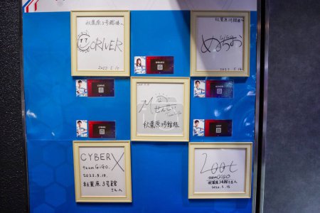 Foto de Tokio, Japón, 5 de noviembre de 2023: Expositor de pizarra de autógrafos con firmas - Imagen libre de derechos