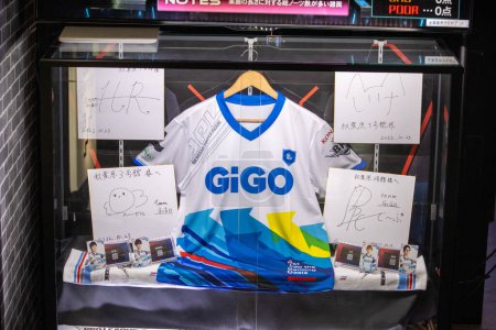 Foto de Tokio, Japón, 5 de noviembre de 2023: Exhibición autografiada de GIGO Sports Jersey - Imagen libre de derechos