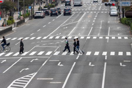 Téléchargez les photos : Tokyo, Japon, 5 novembre 2023 : Piétons traversant une intersection animée - en image libre de droit
