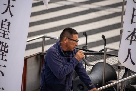 Téléchargez les photos : Tokyo, Japon, 5 novembre 2023 : Homme prenant la parole lors d'un événement public avec mégaphone - en image libre de droit