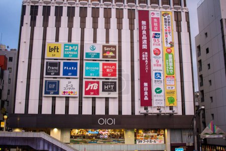Foto de Tokio, Japón, 5 de noviembre de 2023: Fachada de edificio urbano con múltiples signos comerciales - Imagen libre de derechos