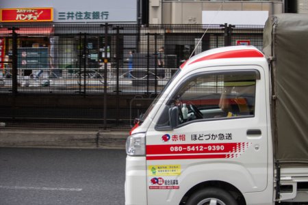 Foto de Tokio, Japón, 5 de noviembre de 2023: Camión de reparto en la calle urbana - Imagen libre de derechos