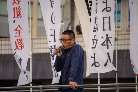 Téléchargez les photos : Tokyo, Japon, 5 novembre 2023 : Un militant parle par mégaphone - en image libre de droit