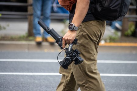 Téléchargez les photos : Tokyo, Japon, 5 novembre 2023 : Photographe professionnel capturant la vie de rue - en image libre de droit