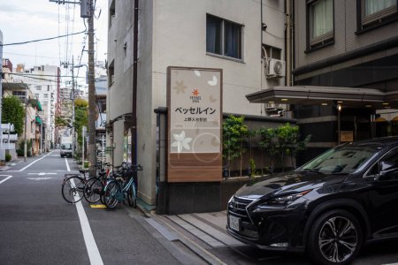 Téléchargez les photos : Tokyo, Japon, 6 novembre 2023 : Scène urbaine avec véhicules modernes et signalisation traditionnelle japonaise - en image libre de droit