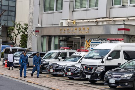 Téléchargez les photos : Tokyo, Japon, 6 novembre 2023 : Poste de police extérieur avec officiers et voitures de patrouille - en image libre de droit