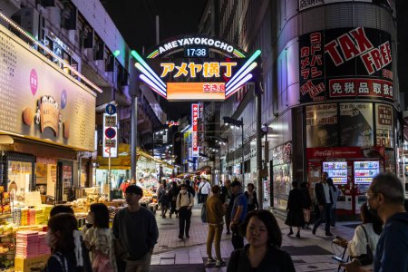 Téléchargez les photos : Tokyo, Japon, 6 novembre 2023 : La rue animée du marché Ameya-Yokocho la nuit - en image libre de droit