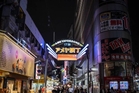 Foto de Tokio, Japón, 6 de noviembre de 2023: Bustling Ameya-Yokocho Market Street at Night - Imagen libre de derechos