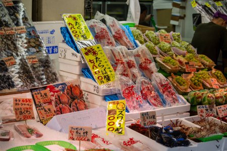 Foto de Tokio, Japón, 6 de noviembre de 2023: Surtido de mariscos para la venta en un mercado japonés local. - Imagen libre de derechos