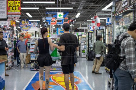 Foto de Tokio, Japón, 6 de noviembre de 2023: Electronics Store Shopping - Imagen libre de derechos