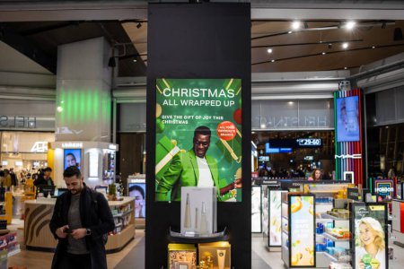 Téléchargez les photos : Helsinki, Finlande, 8 novembre 2023 : Affichage de la publicité dans le centre commercial - en image libre de droit