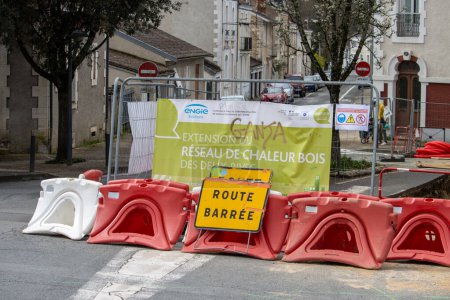 Téléchargez les photos : Perigueux, France, 10 mars 2024 : Barrières de construction avec signalisation - en image libre de droit