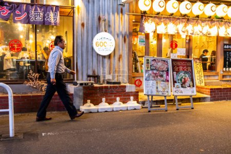 Téléchargez les photos : Tokyo, Japon, 7 novembre 2023 : Scène animée de rue avec restaurant traditionnel - en image libre de droit