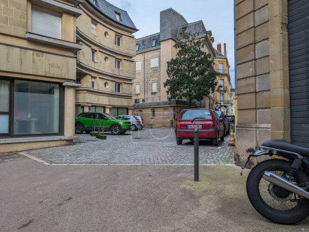 Foto de Brive, Francia, 3 de marzo de 2024: Escena urbana callejera con motocicletas y coches - Imagen libre de derechos