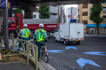 Téléchargez les photos : Tokyo, Japon, 6 novembre 2023 : Travailleurs du transport urbain et de la sécurité - en image libre de droit