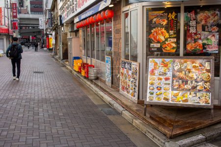 Téléchargez les photos : Tokyo, Japon, 6 novembre 2023 : Allée piétonne avec restaurant japonais - en image libre de droit